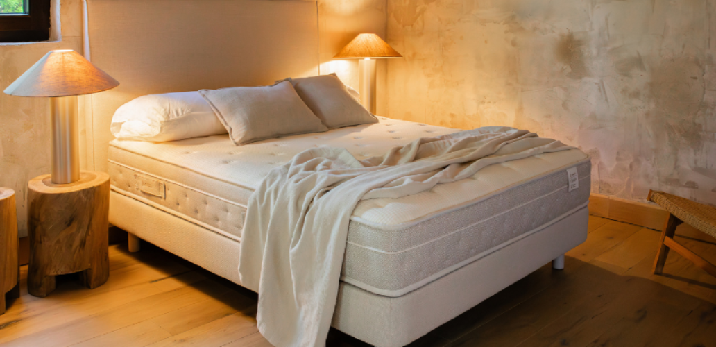 Cama con colchón en dormitorio bien distribuido